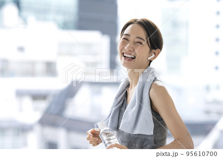 トレーニングの後休憩する女性　水分補給　ワークアウト 95610700