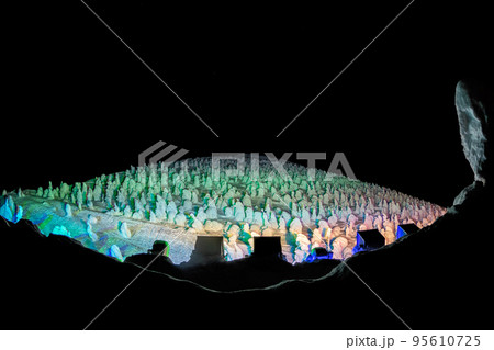 ライトアップされた樹氷 (山形県、蔵王山、地蔵山頂駅) 95610725