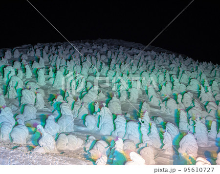 ライトアップされた樹氷 (山形県、蔵王山、地蔵山頂駅) ライトアップされた樹氷 (山形県、蔵王山、地蔵山頂駅) 95610727