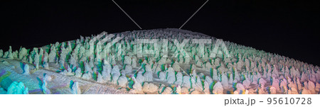 ライトアップされた樹氷 (山形県、蔵王山、地蔵山頂駅) 95610728