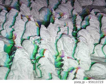 ライトアップされた樹氷 (山形県、蔵王山、地蔵山頂駅) 95610729