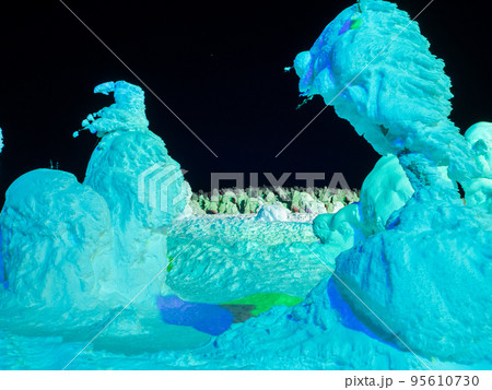 ライトアップされた樹氷 (山形県、蔵王山、地蔵山頂駅) ライトアップされた樹氷 (山形県、蔵王山、地蔵山頂駅) 95610730