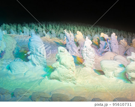 ライトアップされた樹氷 (山形県、蔵王山、地蔵山頂駅) 95610731