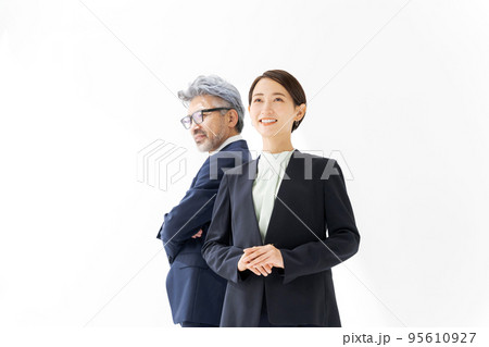 スーツ姿の男性と女性 スーツ姿の男性と女性 95610927