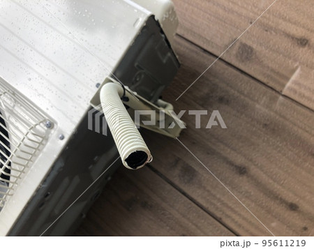 水滴がついたエアコンのドレンホース 95611219