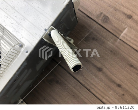 水滴がついたエアコンのドレンホース 水滴がついたエアコンのドレンホース 95611220