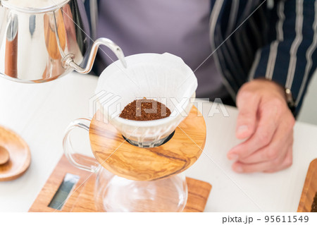 コーヒー　抽出　バリスタ 95611549