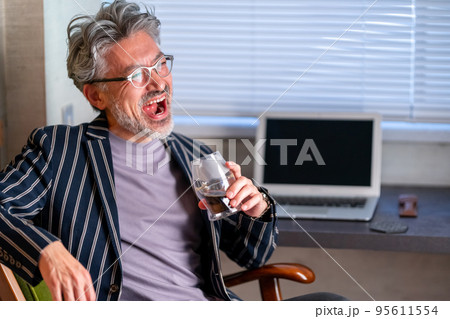 コーヒー　おいしい　味わう 95611554