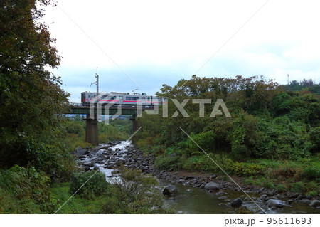 奈曽川に架かる羽越本線 【秋田県にかほ市】 95611693