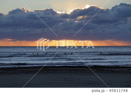 日の出の海 95611748
