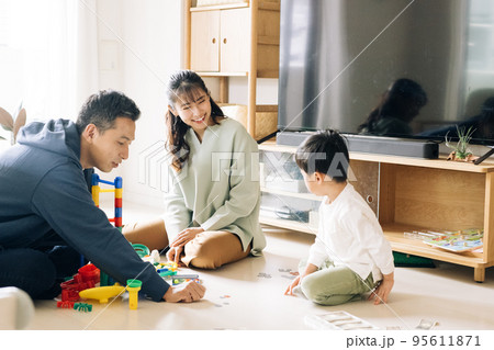 リビングで遊ぶ家族・男の子の子育てイメージ 95611871