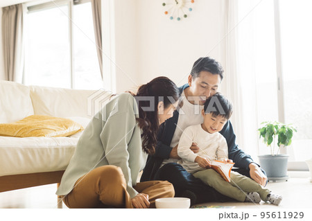 リビングで本を読む家族・男の子の子育てイメージ リビングで本を読む家族・男の子の子育てイメージ 95611929