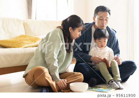 リビングで本を読む家族・男の子の子育てイメージ 95611930