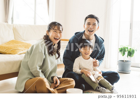 リビングで本を読む家族・男の子の子育てイメージ 95611931