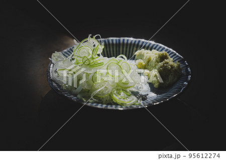美しい光と　そばの薬味　ワサビ　ネギ 95612274