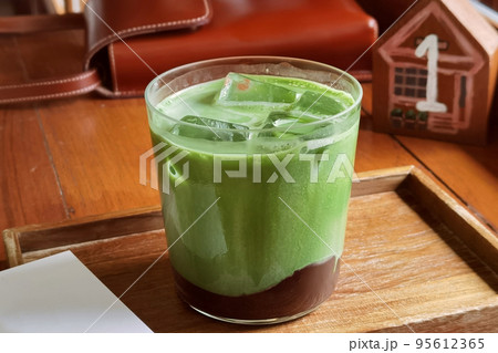 Close up glass of iced matcha green tea  95612365