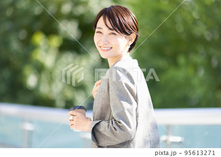 ビジネスウーマン　屋外 95613271