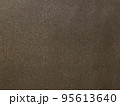 古い黒っぽい土壁のテクスチャ 95613640
