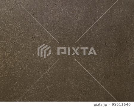 古い黒っぽい土壁のテクスチャ 95613640