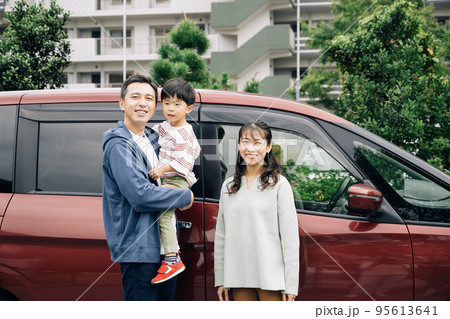 男の子とドライブする家族イメージ 95613641