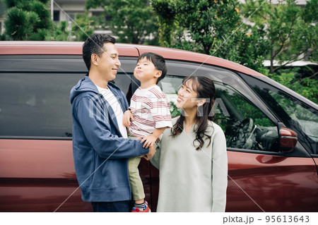 男の子とドライブする家族イメージ 95613643