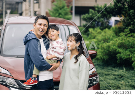 男の子とドライブする家族イメージ 95613652