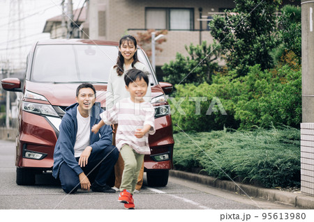 男の子とドライブする家族イメージ 95613980