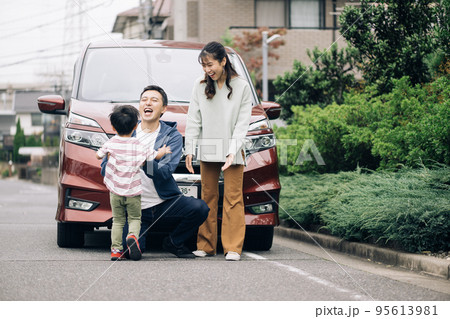 男の子とドライブする家族イメージ 95613981