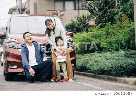 男の子とドライブする家族イメージ 男の子とドライブする家族イメージ 95613987