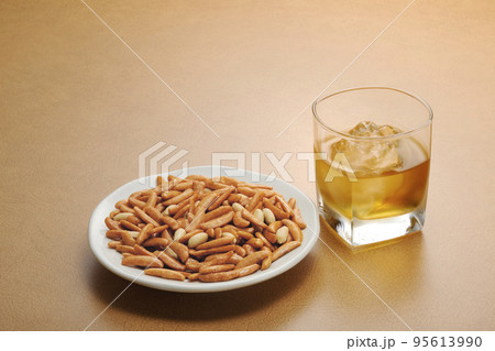 柿ピーとオンザロック 95613990