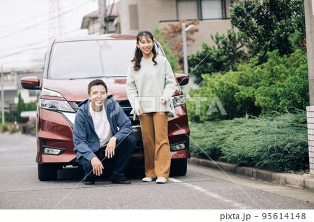 子供を待つ家族イメージ 子供を待つ家族イメージ 95614148