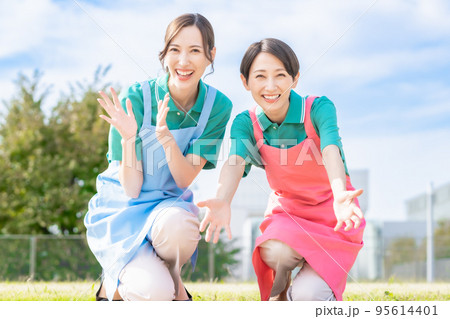 ポロにエプロンをつけた女性スタッフ 95614401