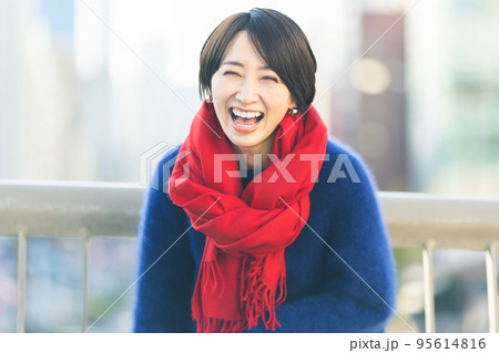 女性ポートレート　屋外 95614816