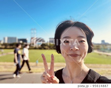 ピースサインする自撮り女性の写真の写真素材 [95614887] - PIXTA