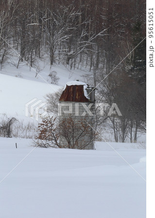 北海道　上川地方　古いサイロの残る風景 95615051