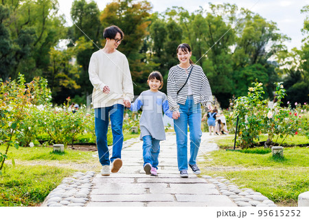 仲良く公園を散歩する家族 仲良く公園を散歩する家族 95615252