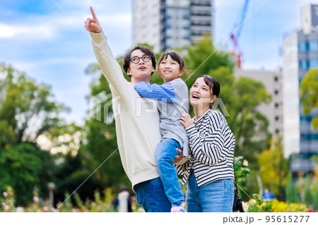 仲良く公園で遊ぶ家族 95615277