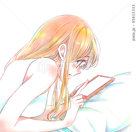 うつ伏せで嬉しそうにスマホを触る女性　枕 95615333