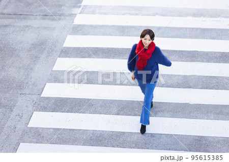 街中を歩く女性 95615385