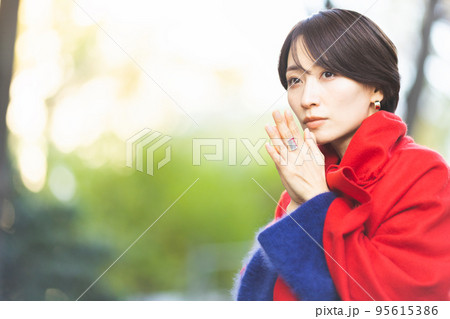 女性ポートレート　屋外 95615386