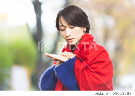 女性ポートレート　屋外 95615388