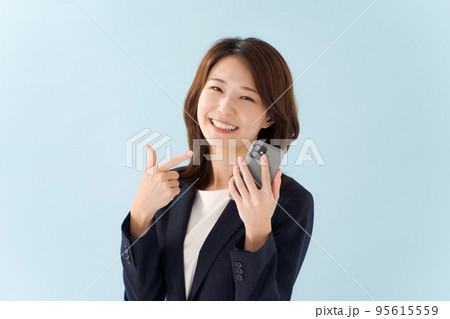 スマホを持つ女性 青背景 スマホを持つ女性 青背景 95615559
