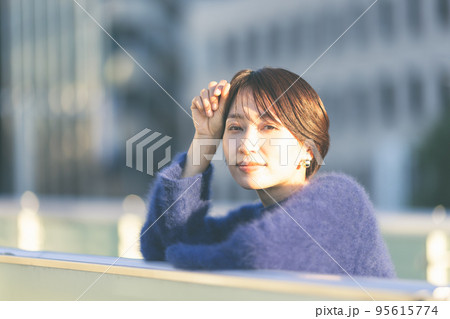女性ポートレート　屋外 95615774