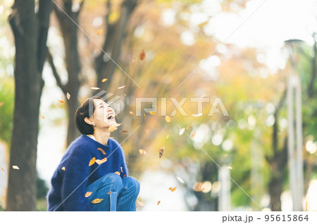 女性　秋　ポートレート 95615864