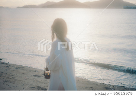 海辺で佇む女性の写真 95615979