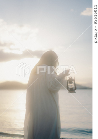 海辺で佇む女性の写真 海辺で佇む女性の写真 95616011