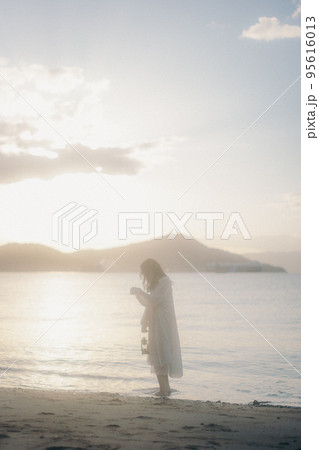 海辺で佇む女性の写真 95616013