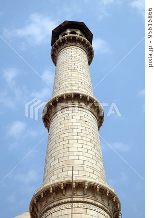Minaret of the Taj Mahal (Crown of Palaces), an ivory-white marble mausoleum in Agra, Uttar Pradesh, India 95616866