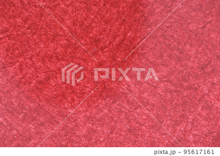 和紙の背景素材・皺（しわ）模様の赤シリーズ 95617161