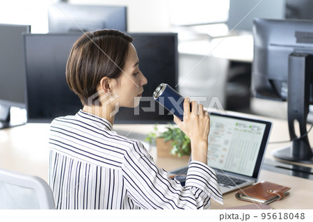 オフィスでマイボトルを使う女性 オフィスでマイボトルを使う女性 95618048